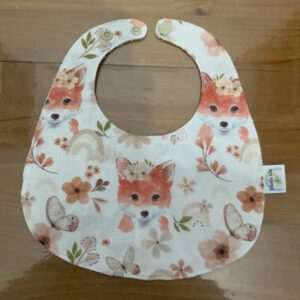 Babero bebe zorro con flotes y mariposas en tonos rojizos