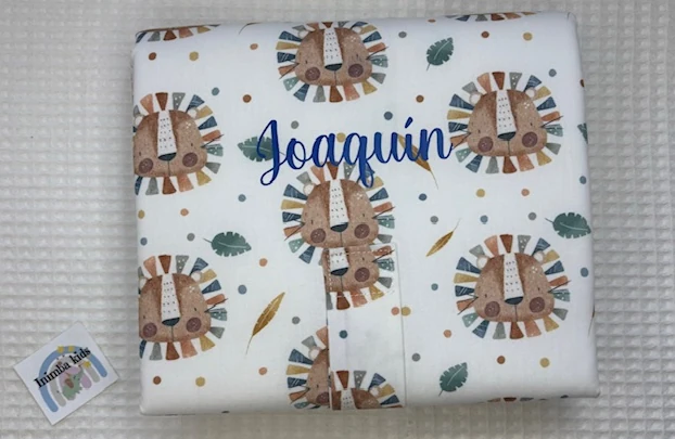 Cambiador personalizado para bebé con estampado de cabezas de león, plegado y listo para llevar