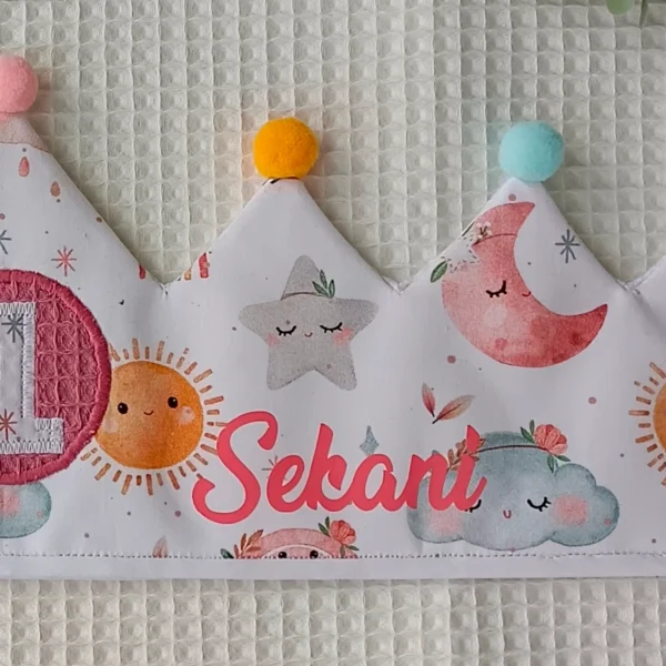 Primer plano de corona de cumpleaños personalizada con nombre en vinilo textil