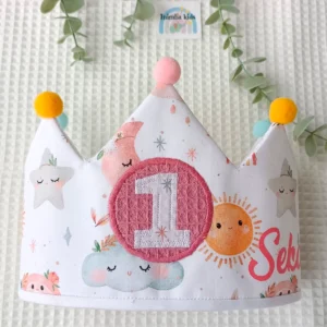 Corona de cumpleaños personalizada para bebé con diseño de sol, luna, estrellas y nubes en tonos pastel