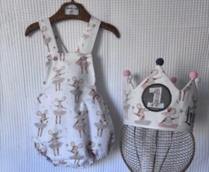 Pack de cumpleaños para bebé con corona y ranita de tela de ratitas bailarinas personalizado