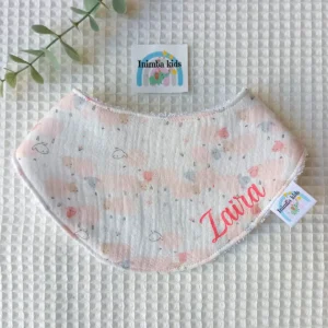 Bandana bebé de muselina rosa pastel con estampado de ovejitas, ideal para verano