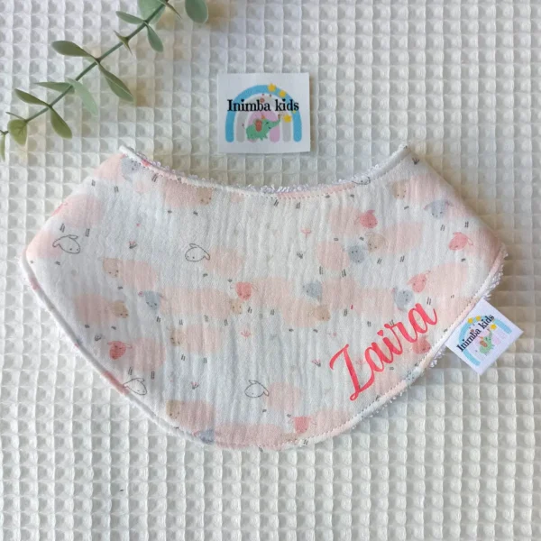 Bandana bebé de muselina rosa pastel con estampado de ovejitas, ideal para verano