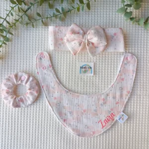 Bandana muselina bebé rosa con estampado de ovejitas, perfecta para días calurosos, con cintillo y coletero de lactancia a juego